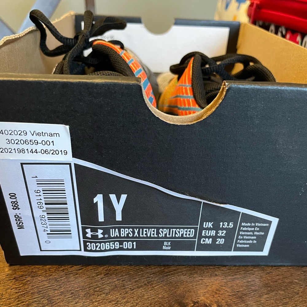 Under armour boys shoe size 1Y NEW